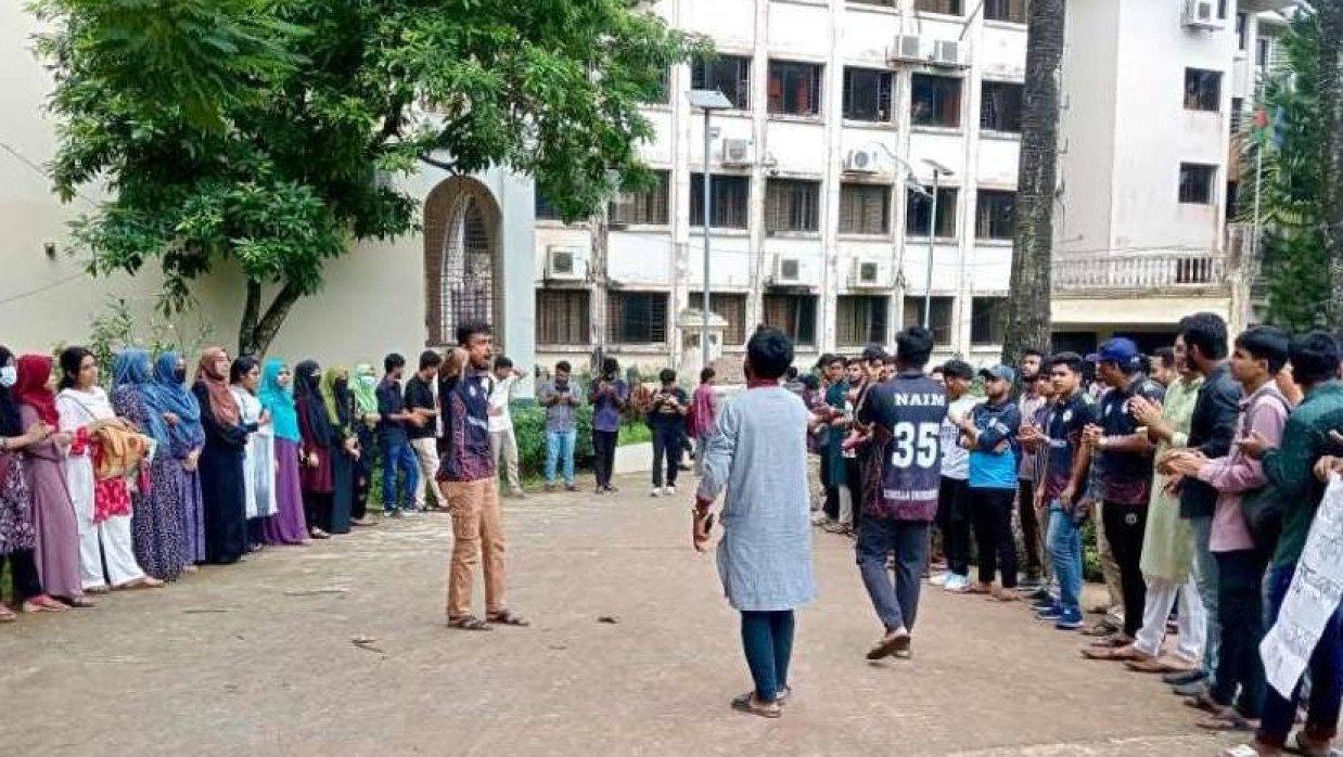 বিশ্ববিদ্যালয়ের প্রশাসনিক ভবনের সামনে ফার্মেসি বিভাগের শিক্ষার্থীর অবস্থান