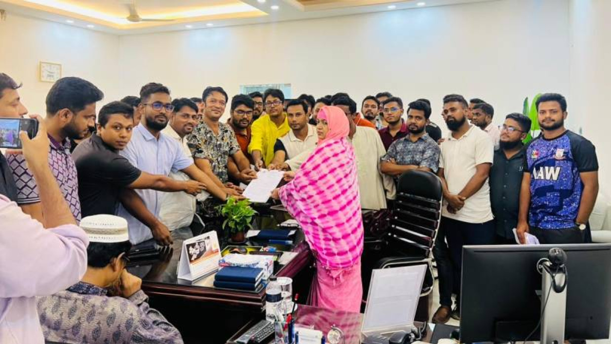 ট্রেজারারকে স্মারকলিপি দিচ্ছেন ছাত্রদলের নেতাকর্মীরা