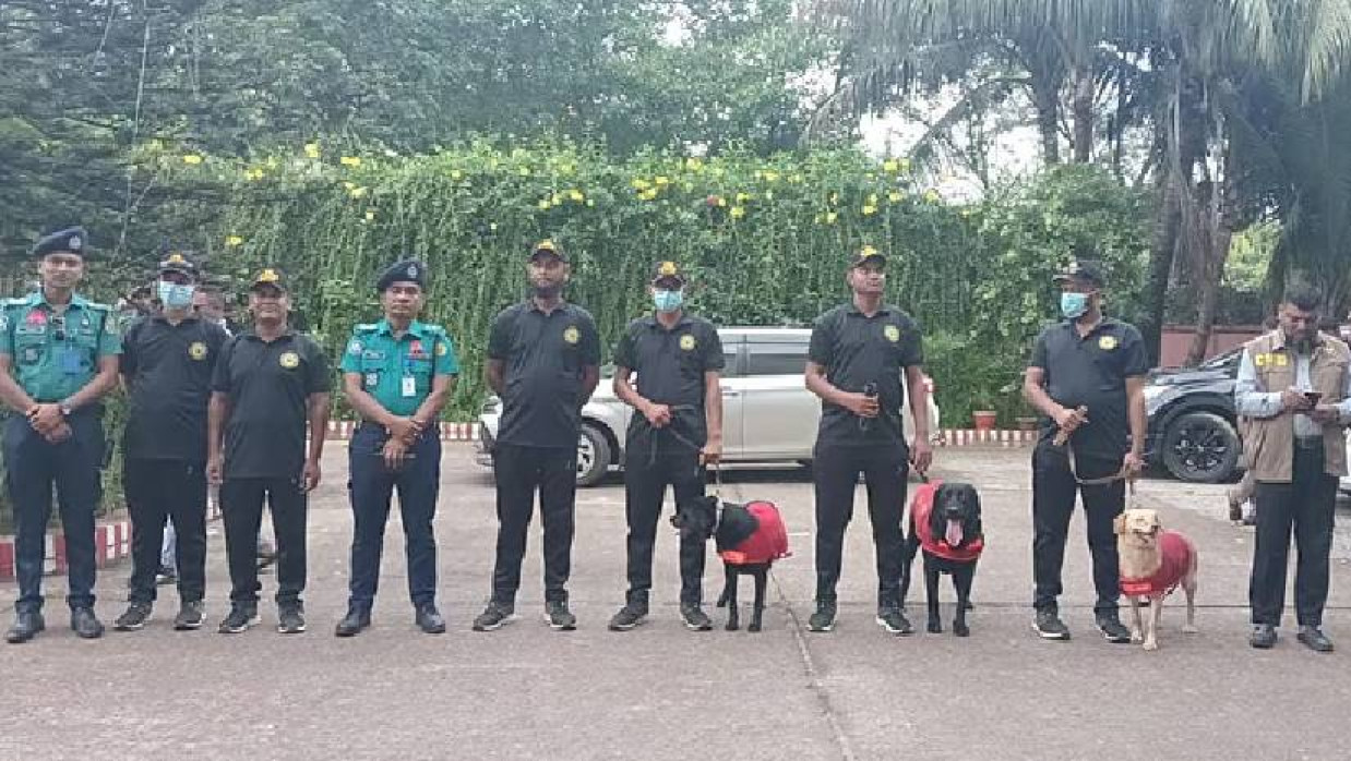 চট্টগ্রামের স্টেশন রোডের একটি হোটেলে উঠেছেন এনসিপির নেতারা। ওই হোটেলটির সামনে ডগ স্কোয়াড নিয়ে পুলিশের প্রহরা।