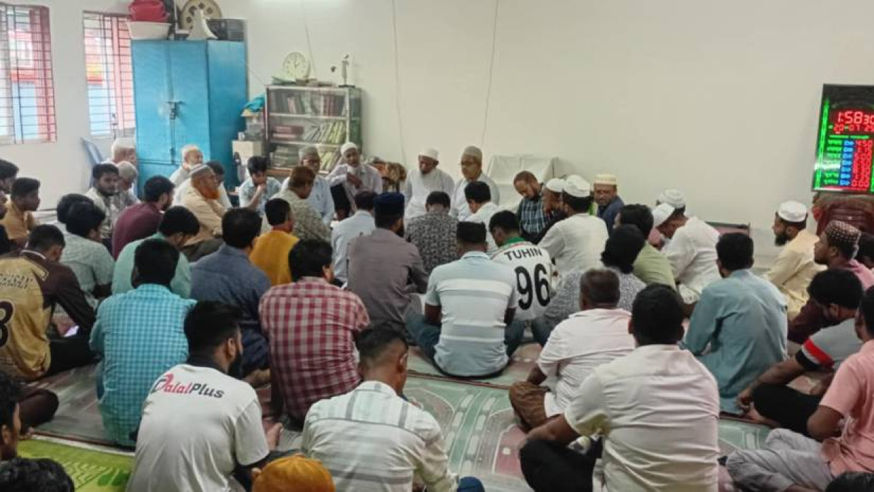 বাদ জোহর কলেজের মসজিদে শহীদের আত্মার মাগফিরাত কামনায় দোয়া করা হয়