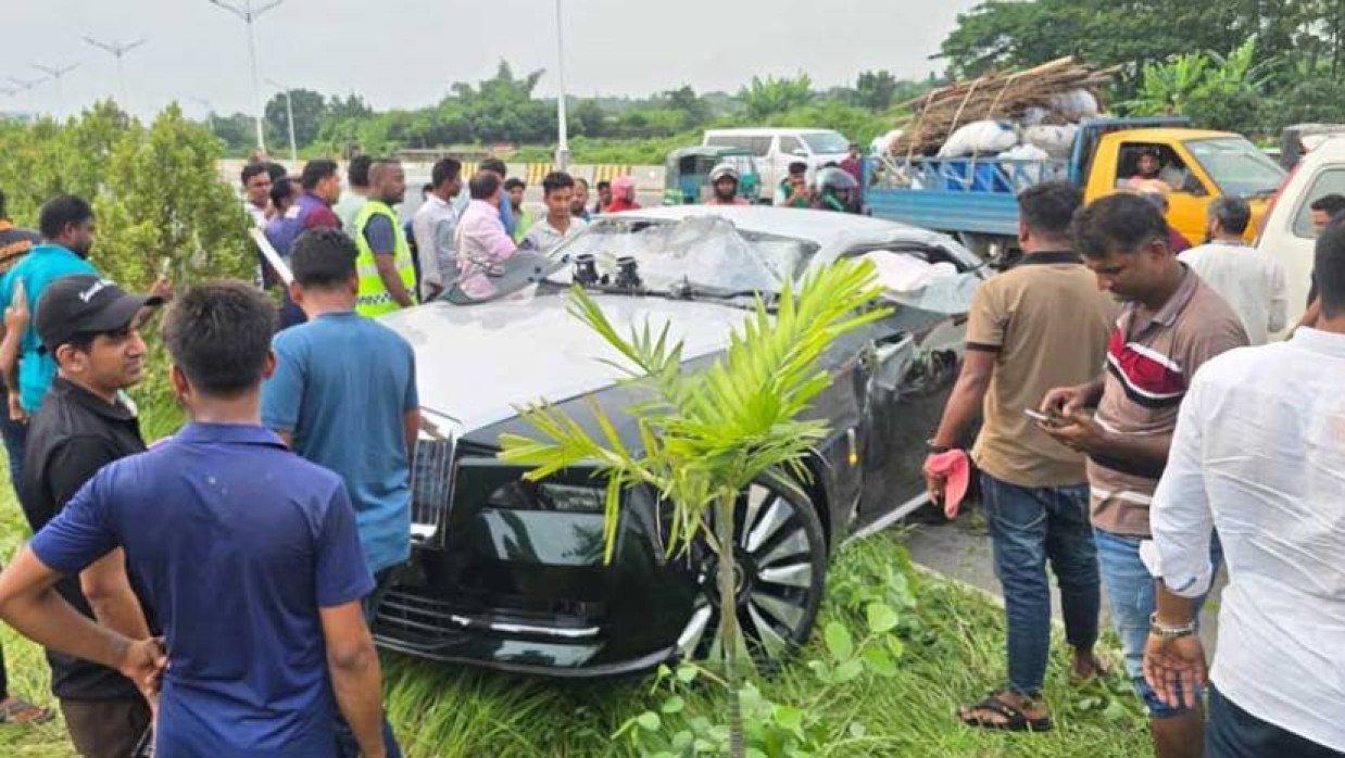 রোলস-রয়েস কোম্পানির একটি গাড়ি নিয়ন্ত্রণ হারিয়ে সড়ক বিভাজকে উঠে চারজন আহত