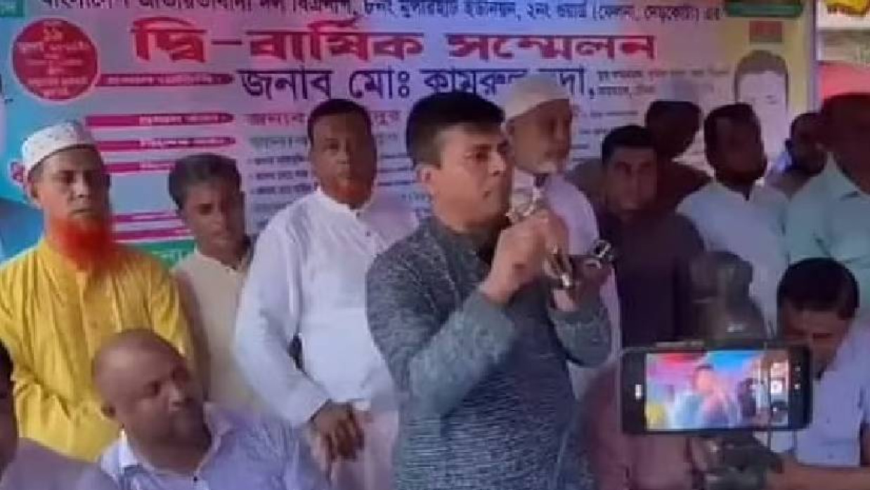কুমিল্লার চৌদ্দগ্রামে স্থানীয় বিএনপির সম্মেলনে বক্তব্য দেন বিএনপি নেতা কামরুল হুদা