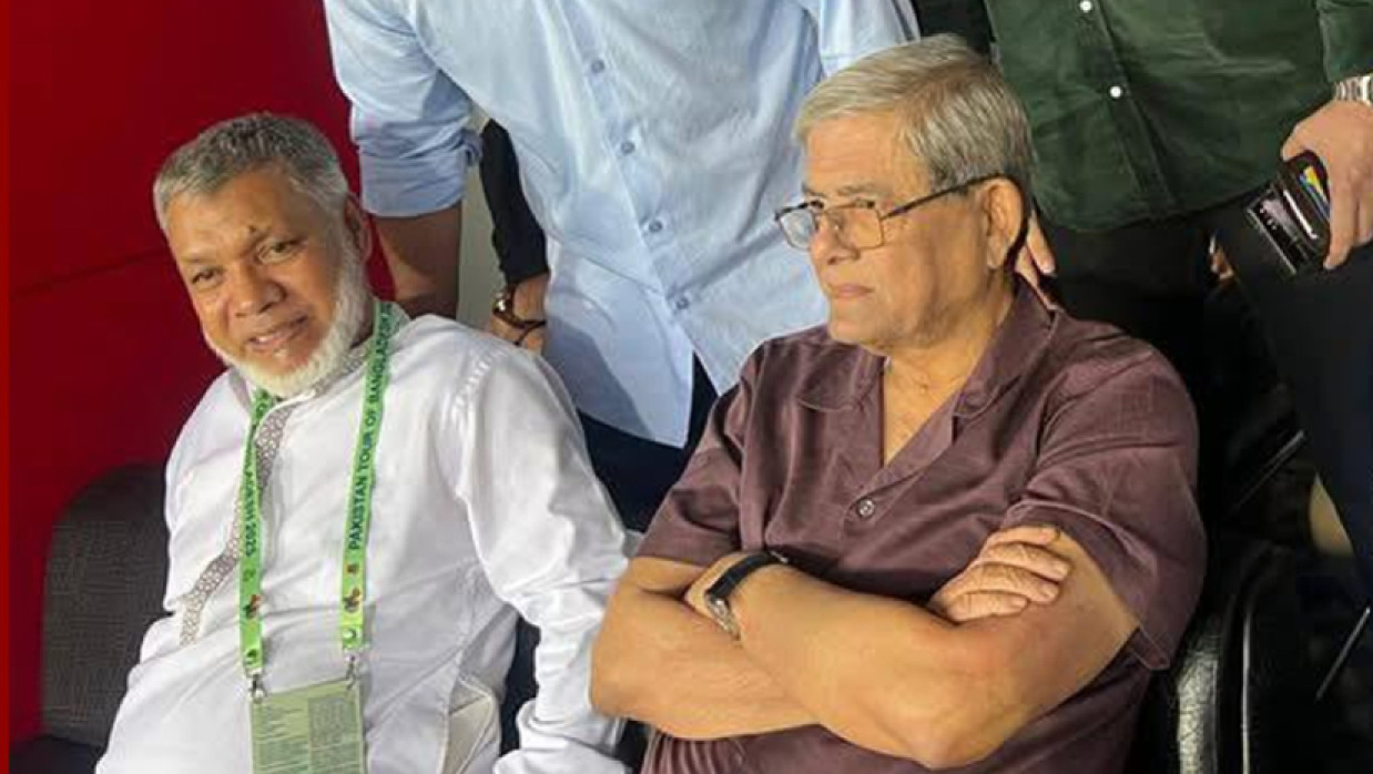 স্টেডিয়ামে বসে খেলা দেখছেন মির্জা ফখরুল ইসলাম