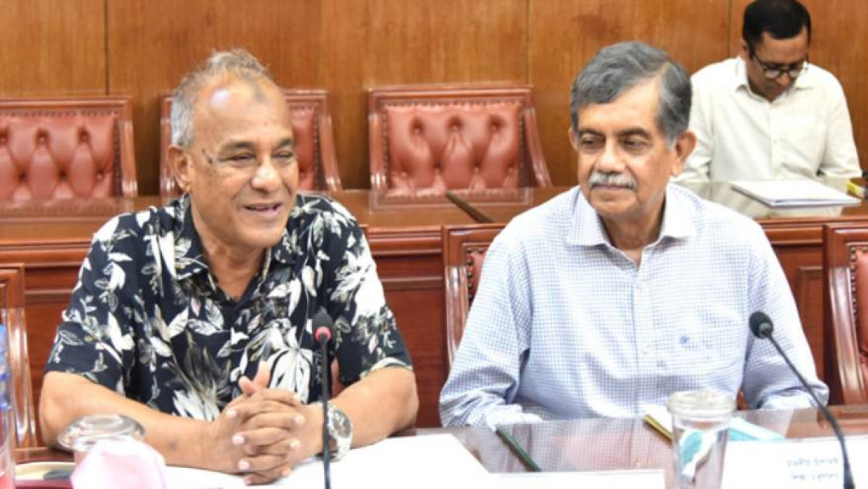 স্বরাষ্ট্র মন্ত্রণালয়ের সম্মেলনকক্ষে প্রেস ব্রিফিংয়ে স্বরাষ্ট্র উপদেষ্টা