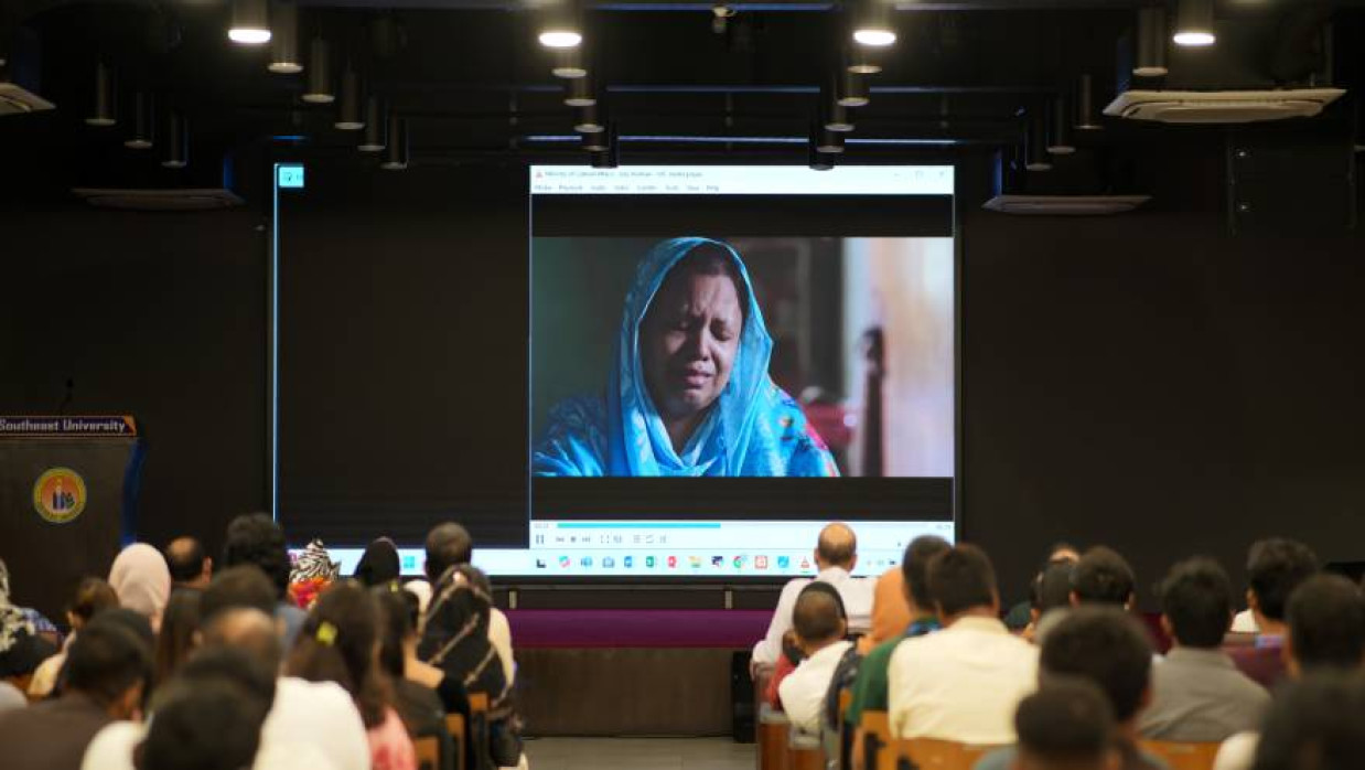 ইউনিভার্সিটির মাল্টিপারপাস হলে জুলাই আন্দোলনের ওপর নির্মিত প্রামাণ্যচিত্র প্রদর্শন করা হয়