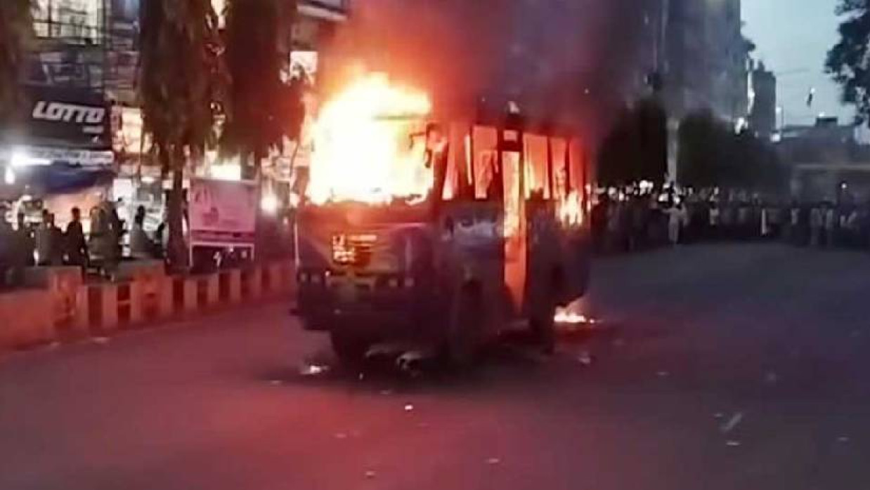 চট্টগ্রামে যাত্রীবাহী বাসে আগুন দিয়েছে দুর্বৃত্তরা
