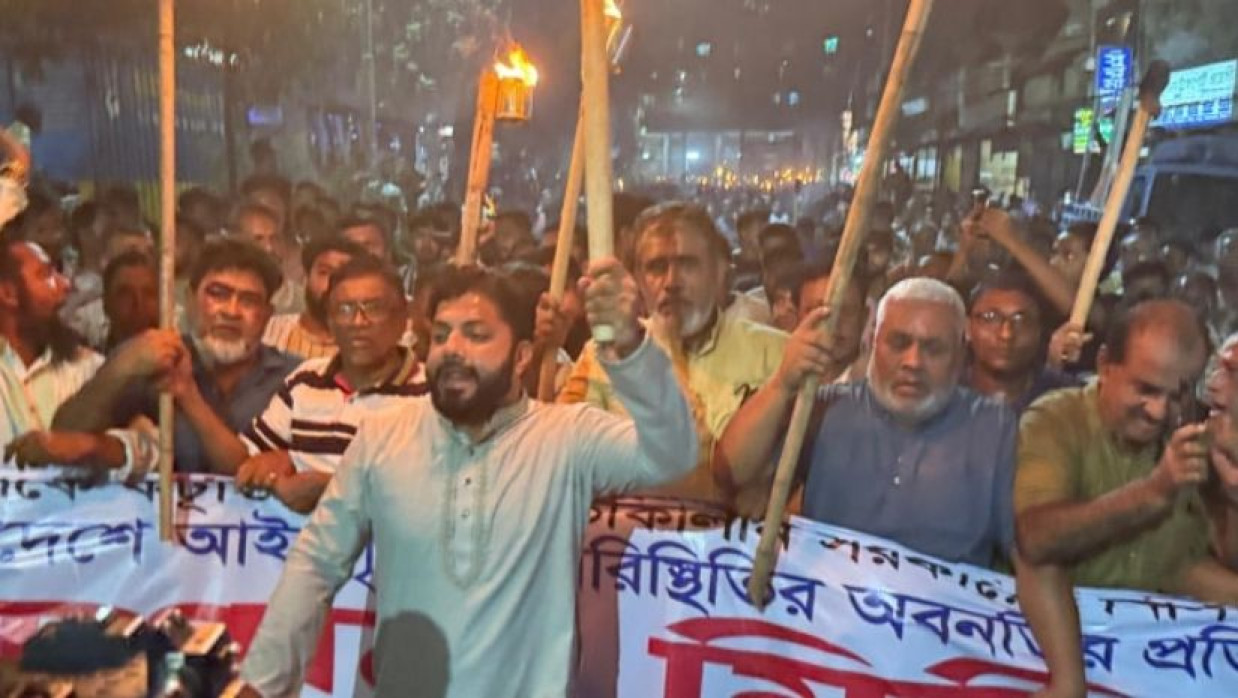 ইশরাক হোসেনের নেতৃত্বে রাজধানীতে মশাল মিছিল