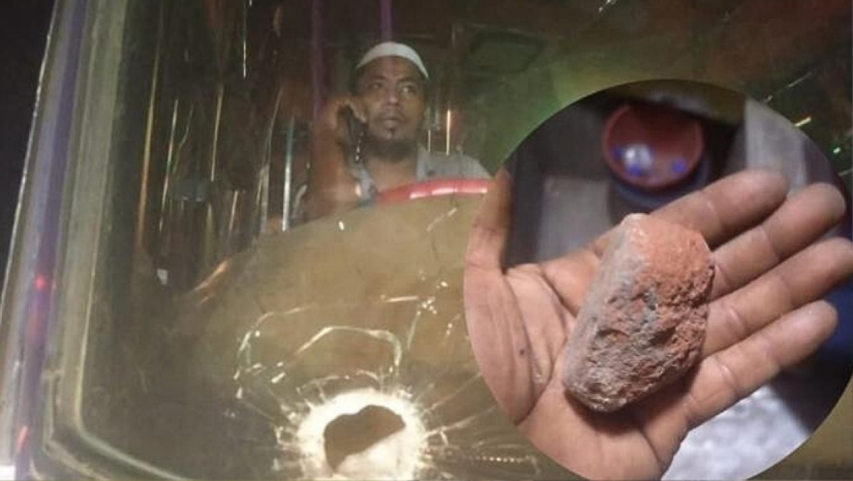 বাসে হামলা চালানো হয়