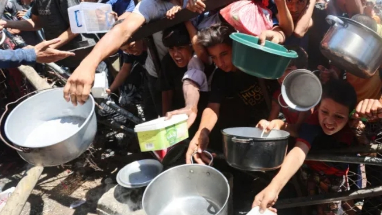 খাদ্যের অপেক্ষায় থাকা ফিলিস্তিনিরা