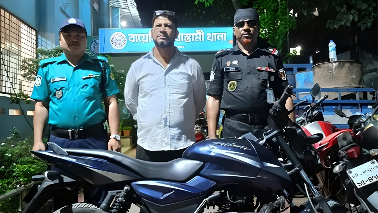 পুলিশের মোটরসাইকেল চুরি ঘটনায় গ্রেপ্তার মুসলিম মিয়া