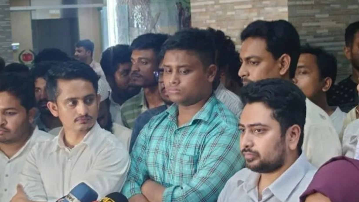 ইসিতে নিবন্ধনের আবেদনের পর এনসিপি নেতারা