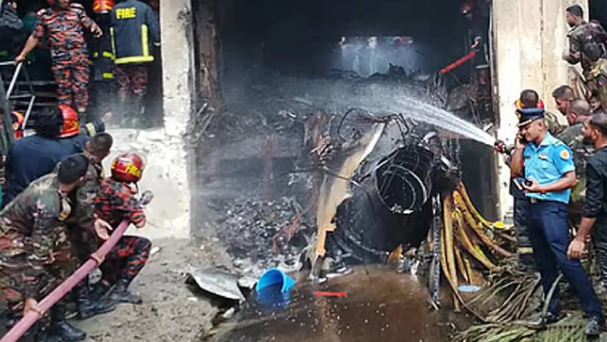 বাংলাদেশ বিমানবাহিনীর একটি প্রশিক্ষণ বিমান বিধ্বস্ত হয়েছে