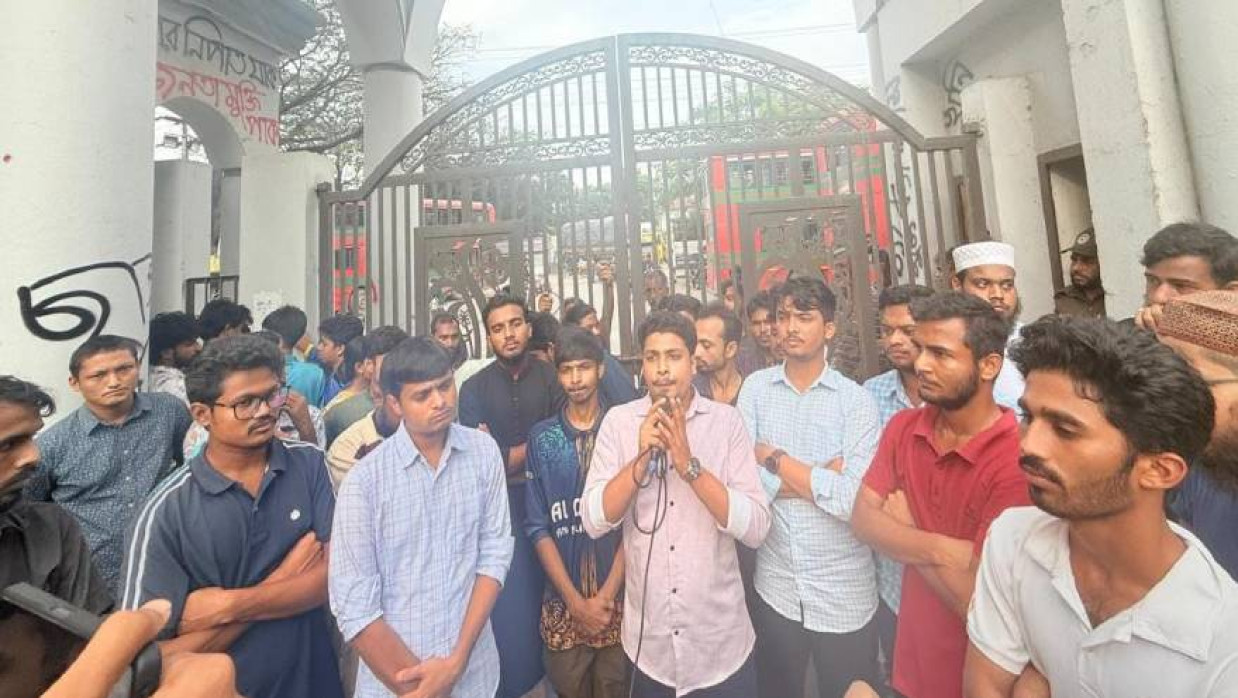 ইবি শিক্ষার্থী সাজিদের মৃত্যুর ঘটনায় ক্রিয়াশীল ছাত্র সংগঠনগুলো ক্ষুব্ধ প্রতিক্রিয়া দেখিয়ে