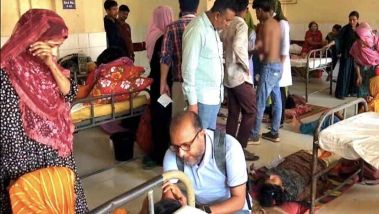 ওভারটেক করতে গিয়ে বাস খাদে, নারীসহ আহত ৩০