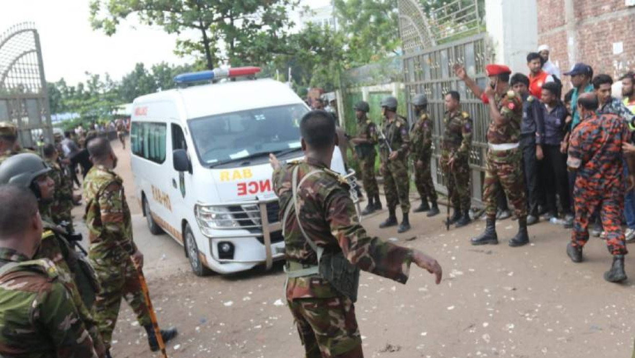 রাজধানীর উত্তরায় সোমবার দুপুরে বাংলাদেশ বিমানবাহিনীর একটি প্রশিক্ষণ বিমান বিধ্বস্ত হয়