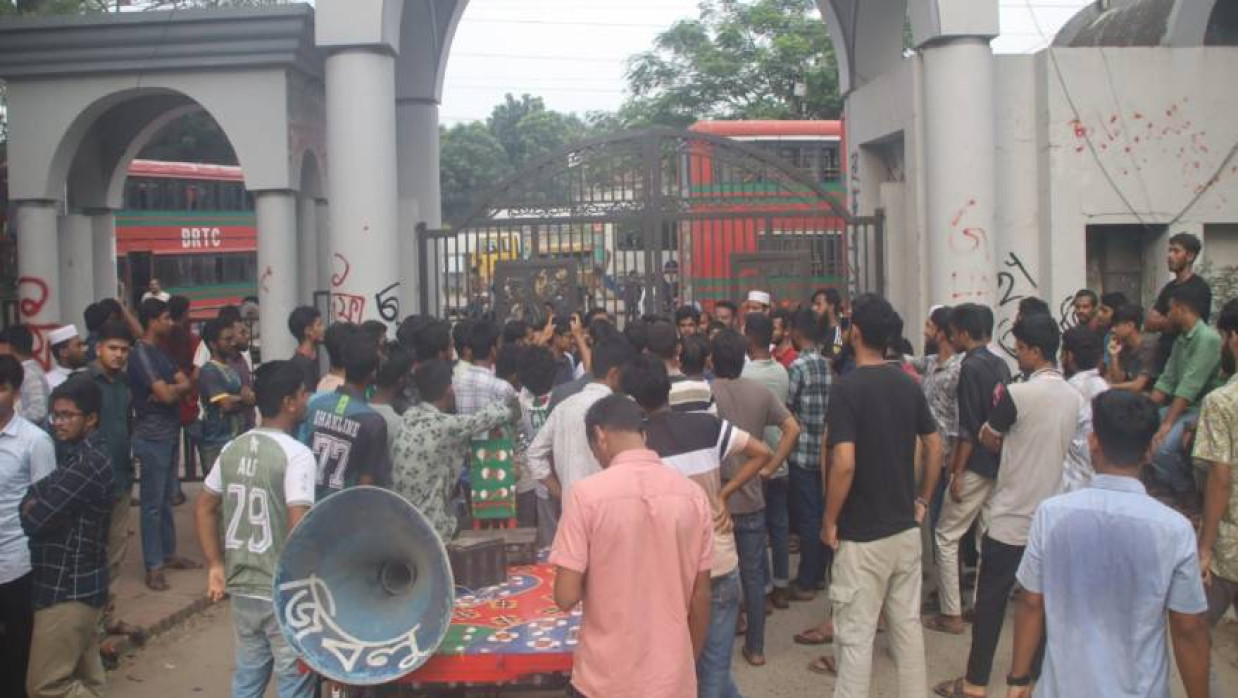 প্রধান ফটকে তালা লাগিয়ে আন্দোলন করেন শিক্ষার্থীরা