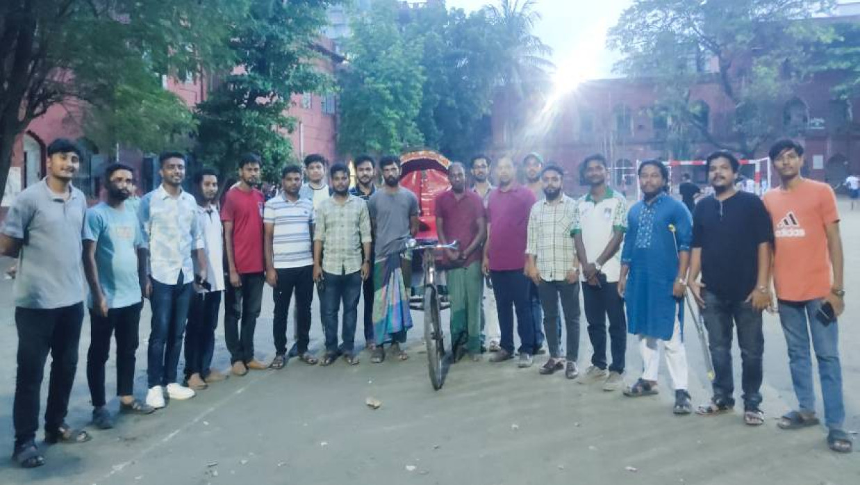 চালকের হাতে রিকশা তুলে দিয়েছেন কবি নজরুল সরকারি কলেজ শাখা ছাত্রদলের নেতাকর্মীরা