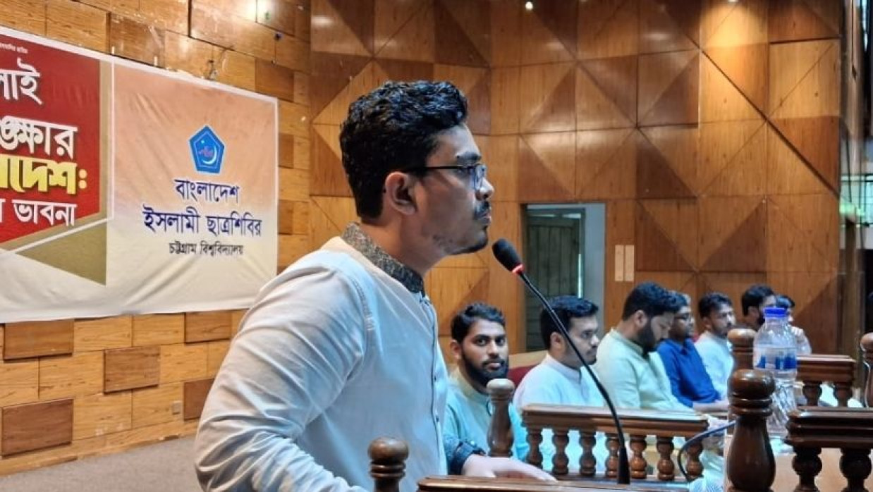 বক্তব্য রাখছেন আবু সাদিক কায়েম