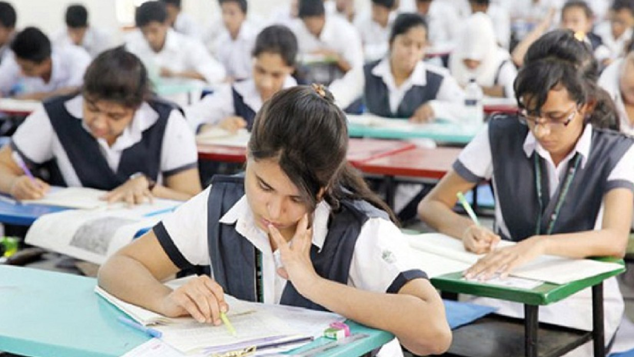 পরীক্ষার হলে শিক্ষার্থীরা