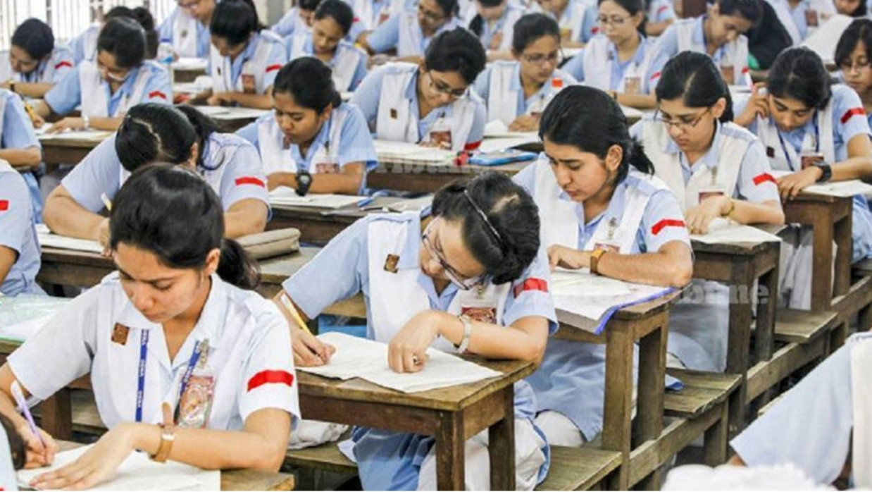 পরীক্ষা দিচ্ছে শিক্ষার্থীরা