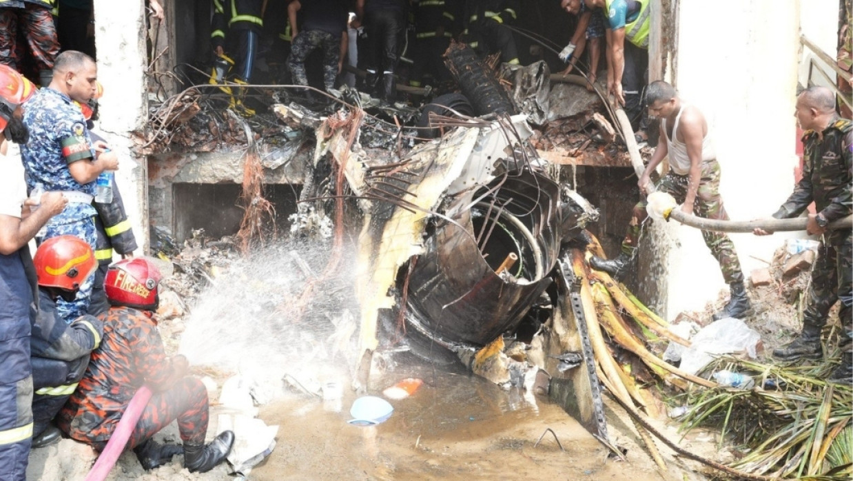 বিমান বিধ্বস্ত হওয়ার পর পড়ে আছে এর ধ্বংসাবশেষ