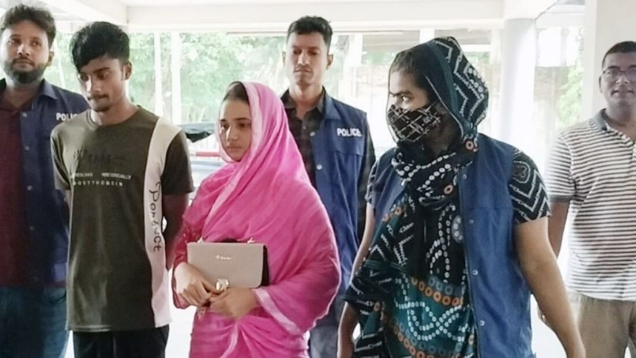 আটককৃত সুমি বেগম ও মার্শাল