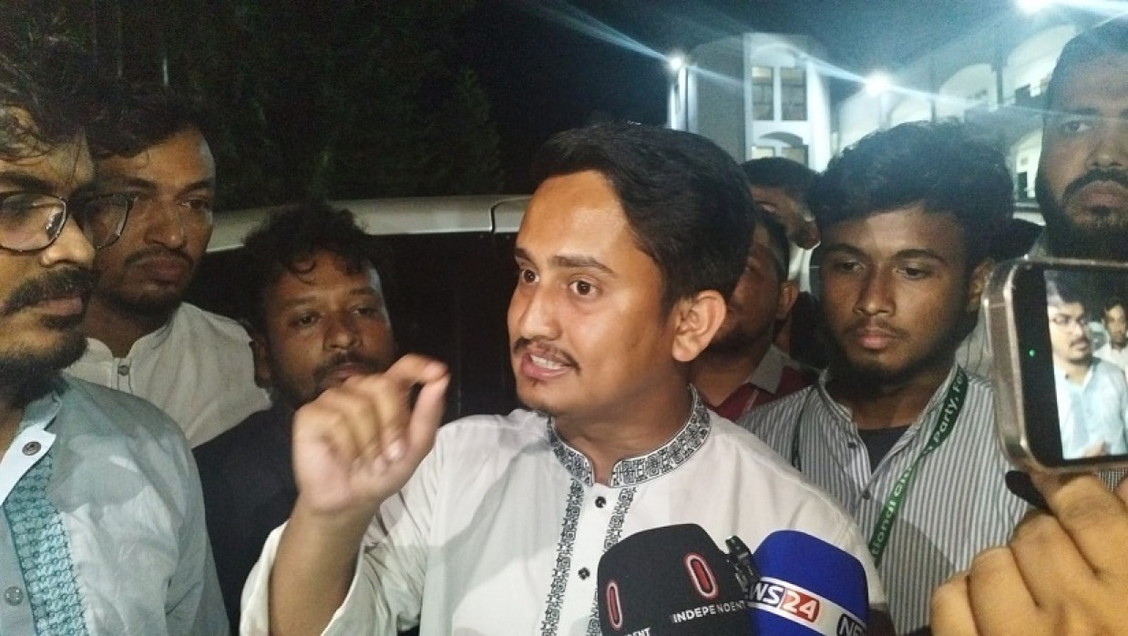 ফেনীতে সাংবাদিকদের সঙ্গে কথা বলছেন এনসিপির উত্তর অঞ্চলের মুখ্য সংগঠক সারজিস আলম