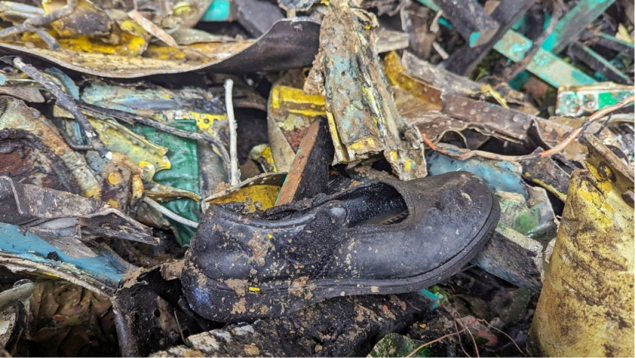 ধ্বংসস্তূপের মধ্য পড়ে আছে এক শিক্ষার্থীর জুতা