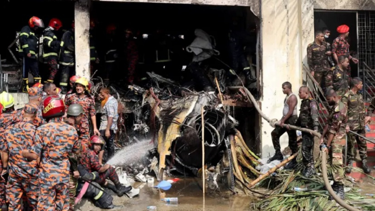 রাজধানীর মাইলস্টোন স্কুল অ্যান্ড কলেজে মর্মান্তিক বিমান দুর্ঘটনার পর ফায়ার সার্ভিসের উদ্ধার তৎপরতা