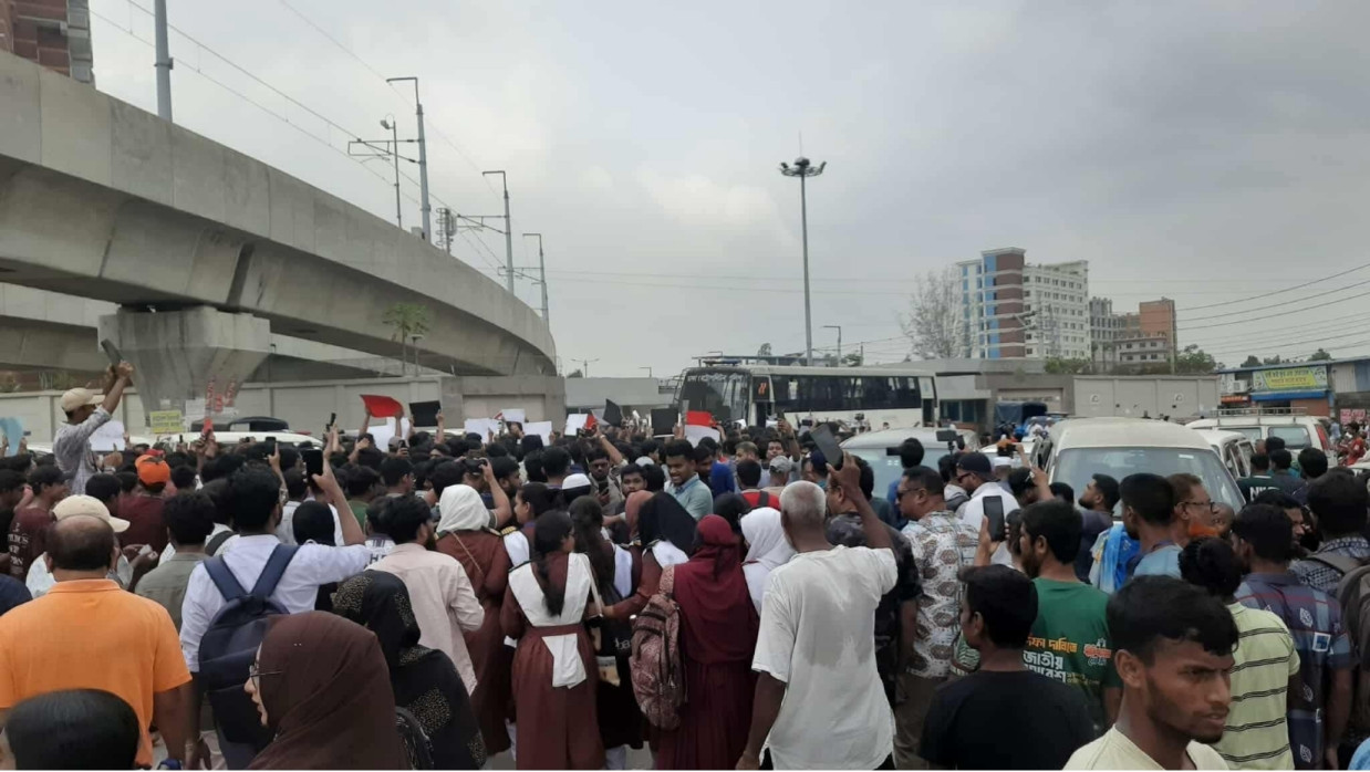 সড়কে অবস্থান করে বিক্ষোভ করছেন শিক্ষার্থীরা