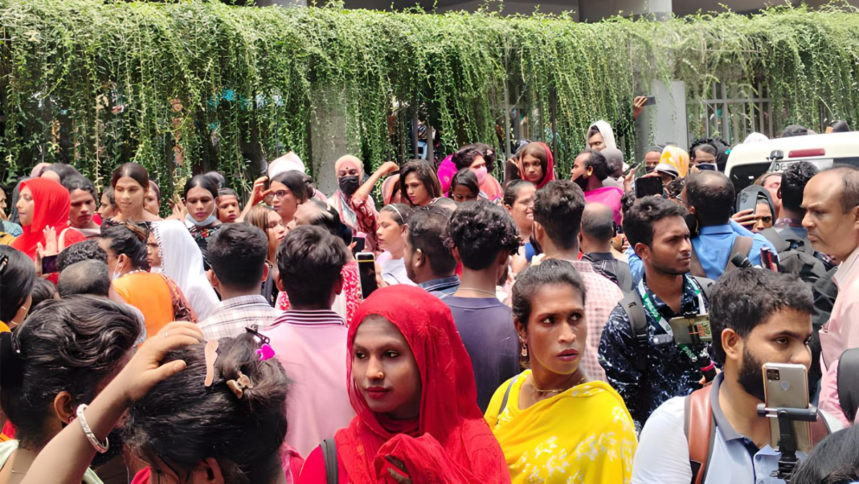 রক্ত দিতে জাতীয় বার্ন ও প্লাস্টিক সার্জারি ইনস্টিটিউটের সামনে অবস্থান নেন হিজড়ারা