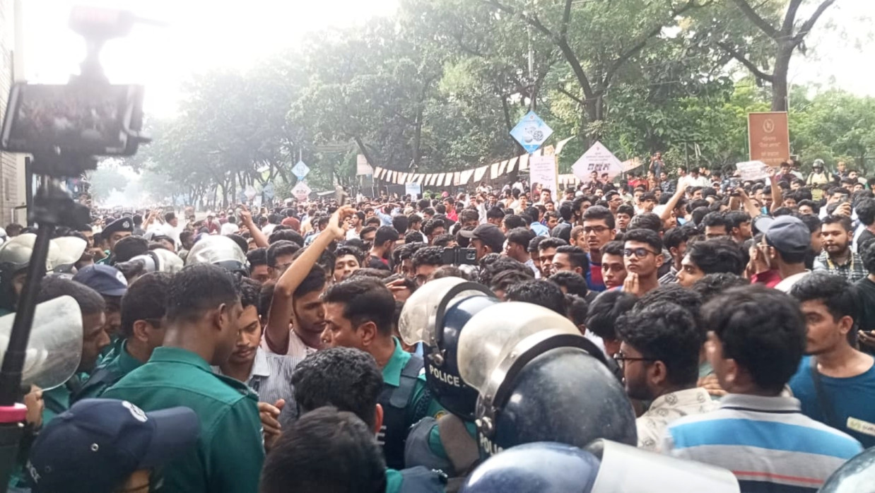 সচিবালয় ঘেরাও শিক্ষার্থীদের