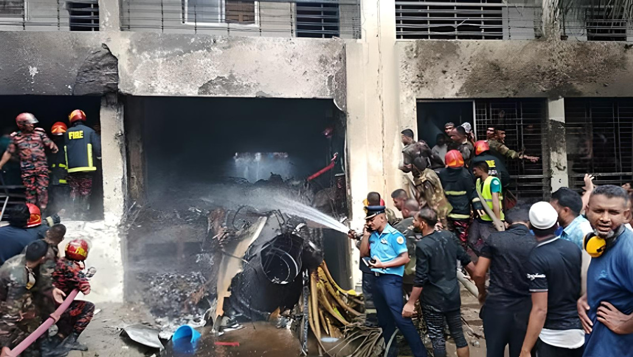 মাইলস্টোন স্কুল অ্যান্ড কলেজের ভবনে প্রশিক্ষণ বিমান বিধ্বস্ত