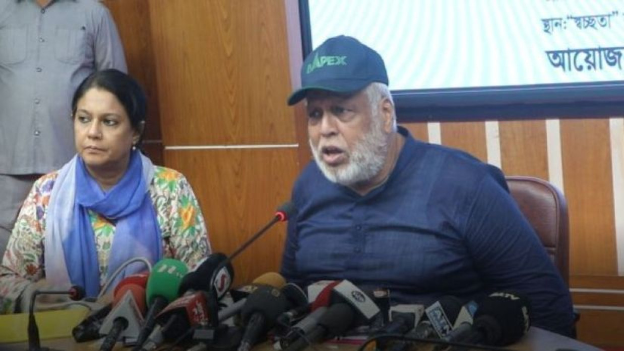 প্রেসব্রিফিংয়ে উপদেষ্টা মুহাম্মদ ফাওজুল কবির খান