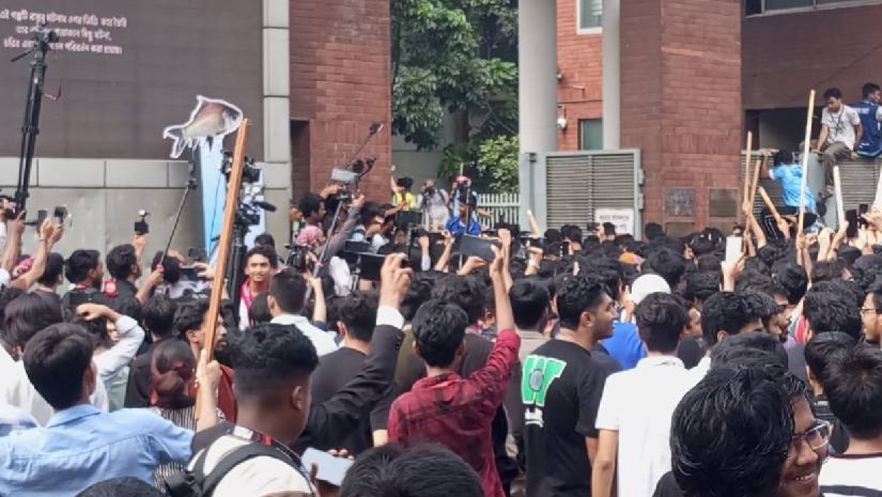 সচিবালয়ের প্রধান ফটক ভেঙে ভেতরে ঢুকে পড়েন শিক্ষার্থীরা