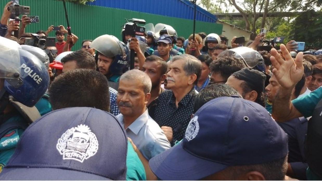 মাইলস্টোন কলেজে ৬ ঘণ্টা ধরে আটকা শিক্ষা উপদেষ্টা ও আইন উপদেষ্টা