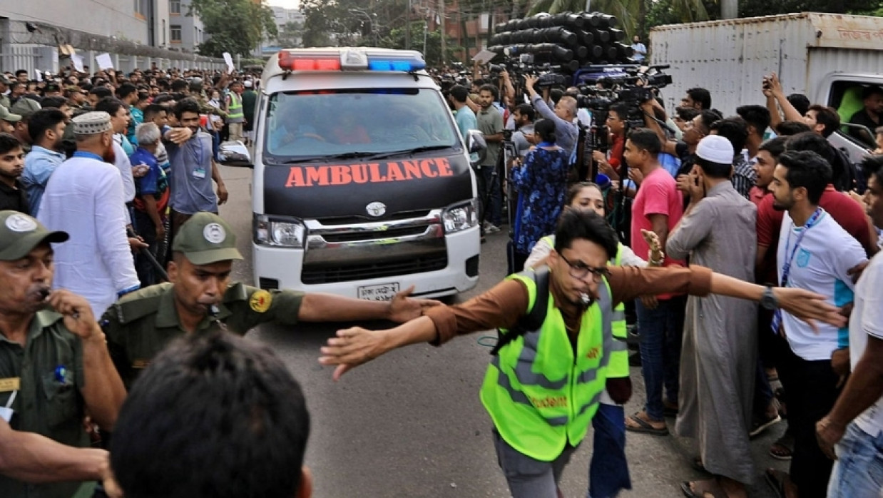 আহতদের বহনে ব্যবহৃত অ্যাম্বুলেন্স