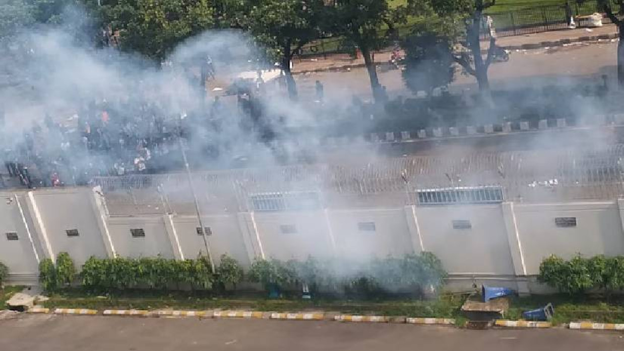 গাড়ি ভাঙচুর, পাল্টাপাল্টি ধাওয়া, সাউন্ড গ্রেনেড নিক্ষেপে রণক্ষেত্র সচিবালয় এলাকা