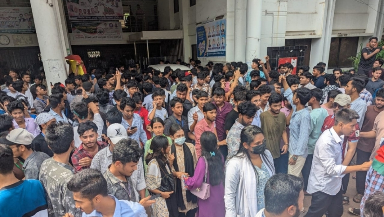 চট্টগ্রাম শিক্ষা বোর্ডের সামনে শিক্ষার্থীদের অবস্থান