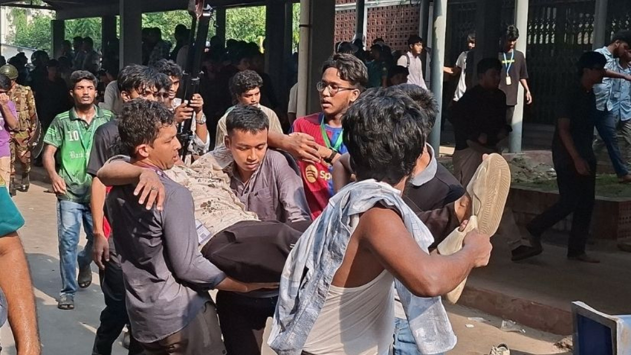 আহত শিক্ষার্থীকে নেয়া হচ্ছে হাসপাতালে