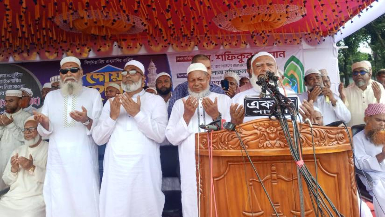 জামায়াতে ইসলামের আমির ড. শফিকুর রহমান জামায়াত কর্মীর দোয়া মাহফিল অনুষ্ঠানে প্রধান অতিথি হিসেবে যোগ দেন