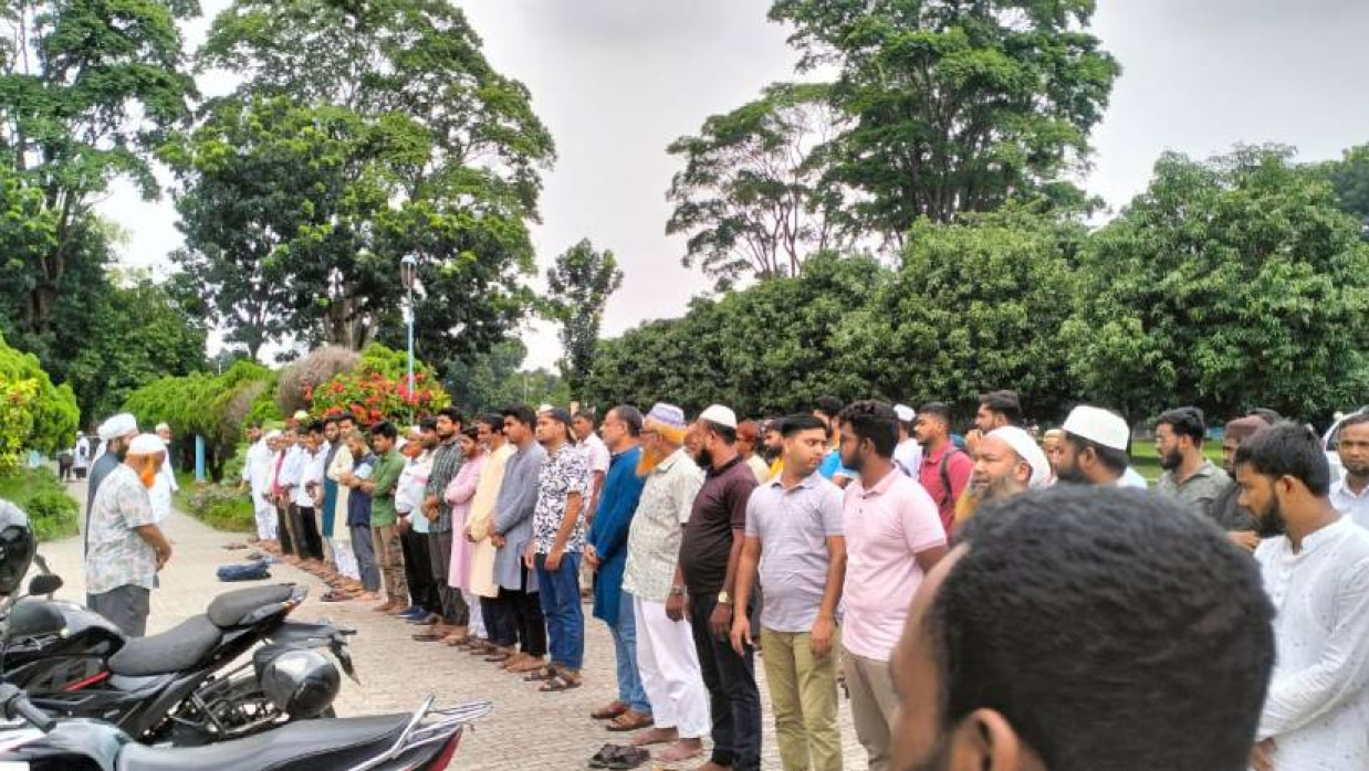 বিশ্ববিদ্যালয়ের কেন্দ্রীয় মসজিদে গায়েবানা জানাজা অনুষ্ঠিত হয়