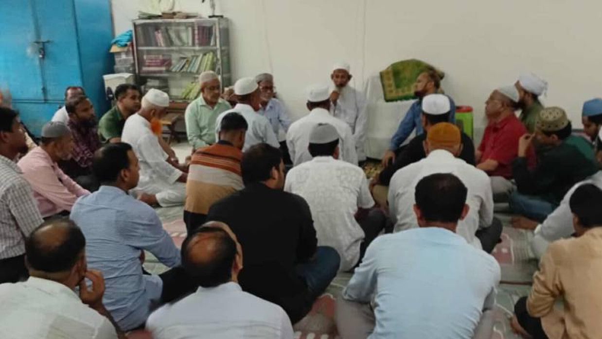 কলেজ মসজিদে বিমান দুর্ঘটনায় নিহতদের আত্মার মাগফেরাত কামনায় দোয়া করা হয়