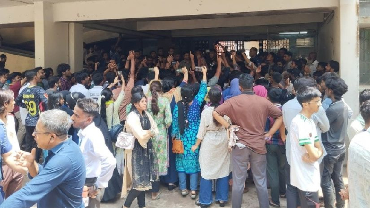 যশোর শিক্ষা বোর্ডের সামনে শিক্ষার্থীদের বিক্ষোভ