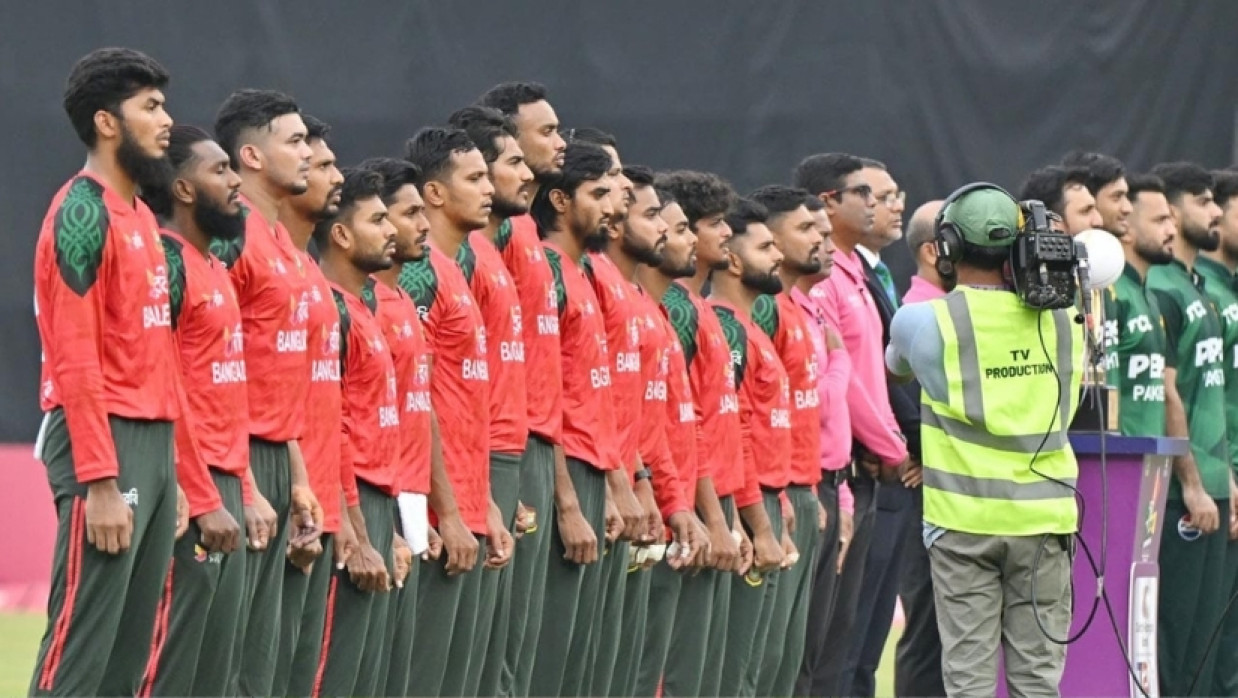 এক মিনিট নীরবতা পালন করলেন ক্রিকেটাররা