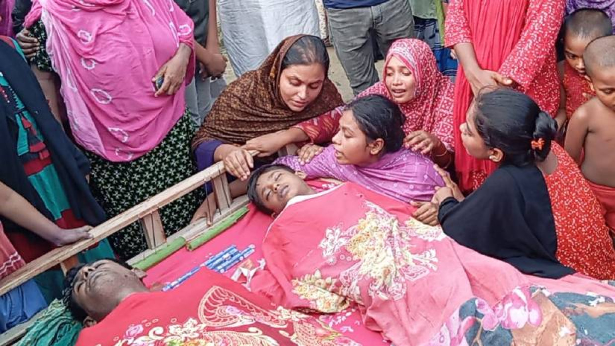 বাবা ও ছেলের মরদেহের পাশে স্বজনদের আহাজারি