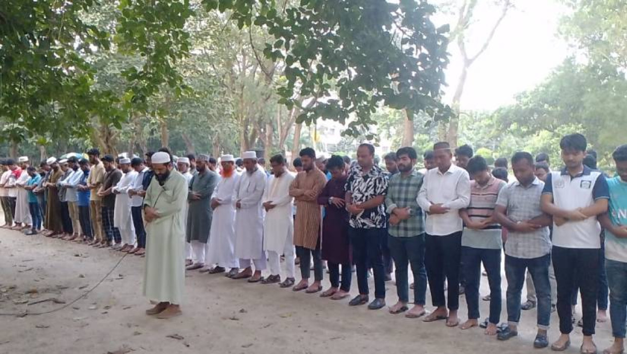 গায়েবানা জানাজায় শিক্ষার্থীরা