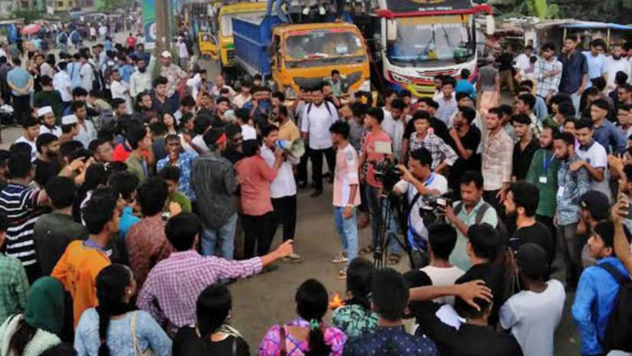 ঢাকা-বরিশাল মহাসড়ক অবরোধ করে বিক্ষোভ করেছেন শিক্ষার্থীরা