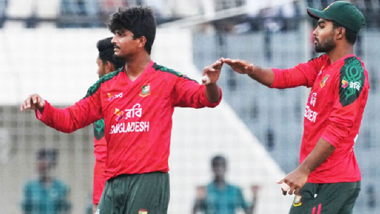 উইকেট পাওয়ার পর বাংলাদেশি খেলোয়াড়দের উদযাপন 