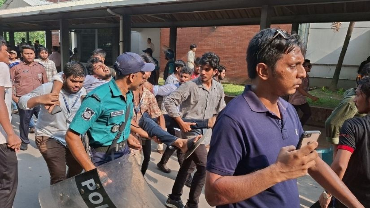 আহত শিক্ষার্থীকে হাসপাতালে নেওয়া হচ্ছে
